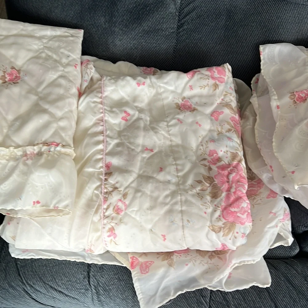 Set: 2 standard pillow cases & 1 comforter: white, pink flowers and butterflies
